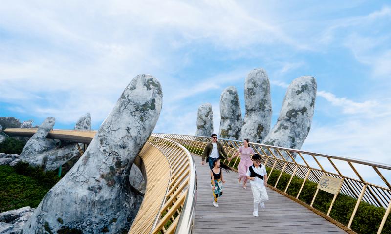 Hành khách lên xuống xe Phương Trang Express tại Đà Nẵng, thể hiện sự tấp nập, nhộn nhịp